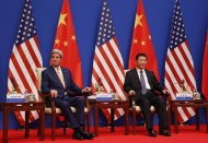 O secretário de Estado americano, John Kerry (e), e o presidente chinês, Xi Jinping, reúnem-se em Pequim