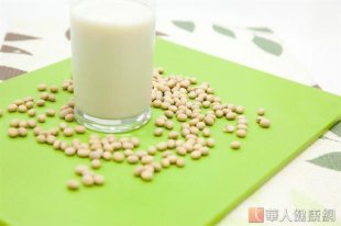 豆漿是優質蛋白質的來源，比起動物蛋白質，少了「三高」的顧慮，所含的大豆異黃酮也是健康小幫手。（攝影／江旻駿）