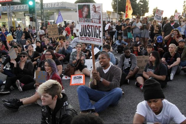Manifestantes participan en una sentada durante una manifestación en Los Angeles. (AP/Nick Ut)