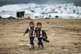 國際組織在黎巴嫩的難民營內辦學，打擊童工制度，將孩子帶回教室。（photo by DIFD on Flickr – used under Creative Commons license）