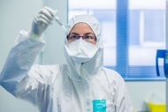 Cientista examina amostra de vírus da hepatite em laboratório do Centro de Referência Nacional de Hepatites Virais, Cretéil, França