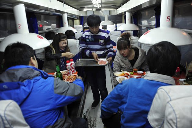 Un serveur apporte à manger à des clients dans... un bus. Une idée originale née à Shenyang, dans la province du Liaoning, en Chine. Les propriétaires ont racheté ce bus 2 500 euros avant de le transf