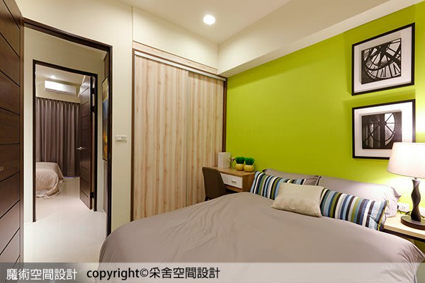采舍空間設計在次臥主牆採鮮明跳色，為臥眠空間增添活潑愉悅的氣息。