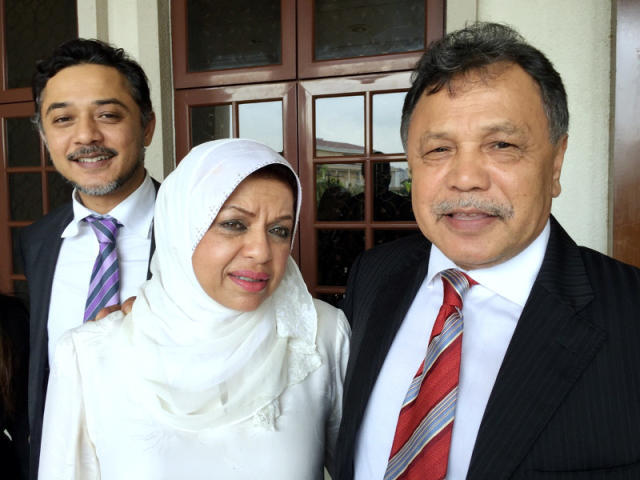 National Feedlot Corporation chairman Datuk Mohamad Salleh Ismail (right) is seen with his wife Datuk Seri Shahrizat Abdul Jalil outside the Sessions Court in Kuala Lumpur November 28, 2015. — Bernama pic