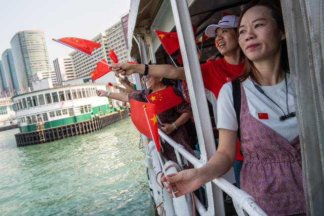 Hongkong: Unterstützer der Regierung in Peking feiern den Nationalfeiertag auf einer Fähre (Bild: Laurel Chor/Getty Images)