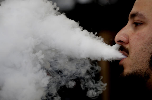 El 'vaping', la práctica de inhalar líquidos vaporizaods vía los llamados cigarrillos electrónicos, está en auge. Autoridades de salud, con todo, investigan posibles casos de enfermedades causadas por ello. (AP Photo/Frank Augstein)