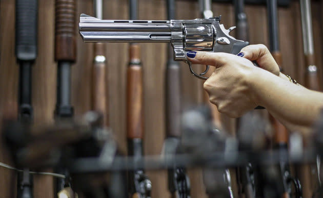 Decreto assinado pelo presidente Jair Bolsonaro facilita a posse de armas de fogo no Brasil.