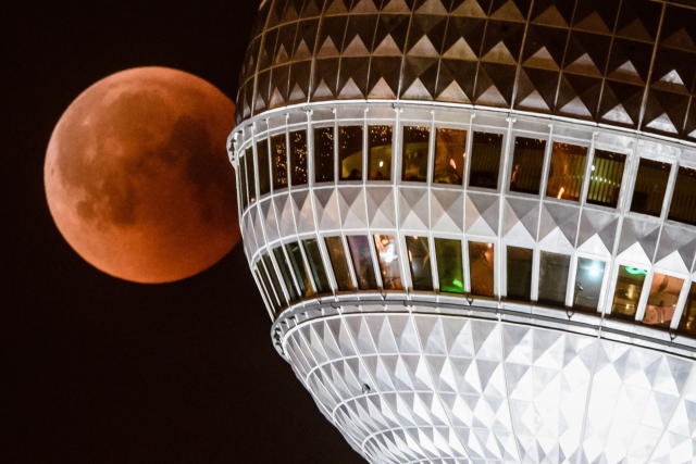 Berlin (Germany), 27/07/2018.- The red colored moon can be seen next to Berlin TV Tower in Berlin, 27 July 2018. The lunar eclipse on the night of 27 July 2018 will be the longest total lunar eclipse of the 21st century with the event spanning for over four hours, and the total eclipse phase lasting for 103 minutes. (Alemania) EFE/EPA/CLEMENS BILAN
