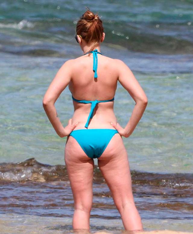 Scarlett Johansson de espaldas mirando al mar durante unas vacaciones en Hawai