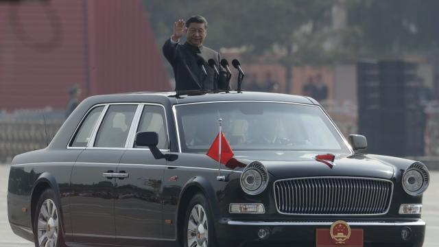 Chinas Staats- und Parteichef Xi Jinping nimmt als Oberkommandierender die Truppen auf der Straße des Ewigen Friedens ab (Bild: Mark Schiefelbein/AP)