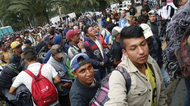 Migranten aus Mittelamerika bei ihrer Ankunft an einem Stadion der mexikanischen Hauptstadt. Foto: Anthony Vazquez/AP