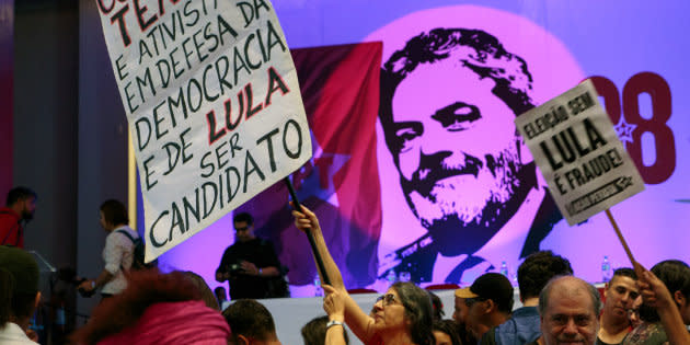 Manifestantes a favor da candidatura de Lula no aniversário do PT, em fevereiro de 2018.