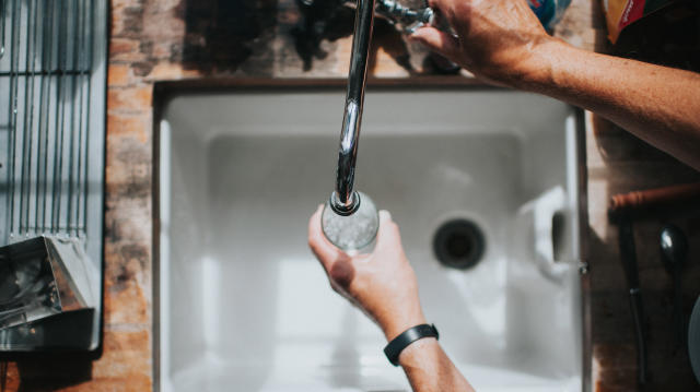 A new Environmental Working Group study says there are toxic pollutants in U.S. drinking water that could lead to cancer. (Photo: Getty Images)