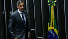Brasília - O senador Aécio Neves volta ao Senado para reassumir seu mandato. Aécio havia sido afastado por determinação da Primeira Turma do STF, a pedido da PGR (Marcelo Camargo/Agência Brasil)
