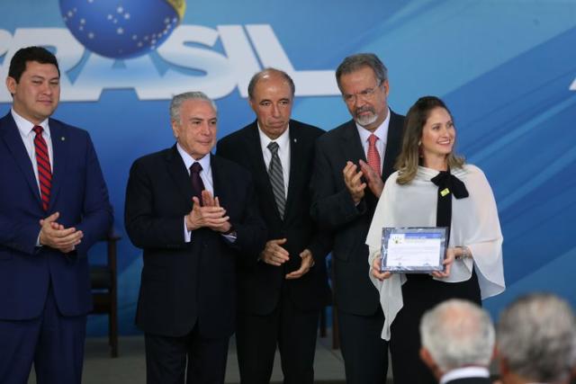 O presidente Michel Temer entrega o Selo Resgata para Érica Bastos Fialho, diretora comercial da empresa Socializa Empreendimentos e Serviços de Manutenção.