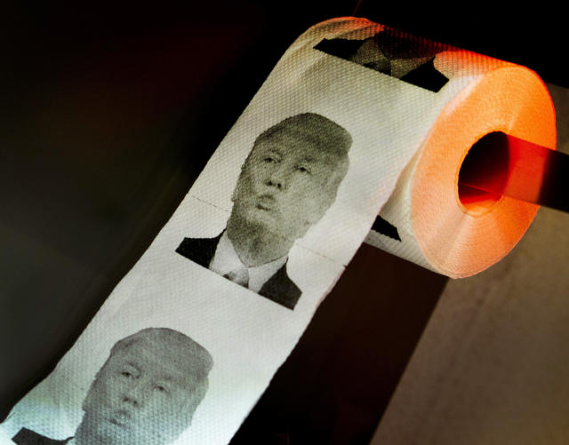 Un rollo de papel higiénico que muestra al presidente de los Estados Unidos, Donald Trump, es parte de una pequeña exposición que muestra los baños modernos y antiguos en el castillo de Saalburg en Bad Homburg, Alemania, el viernes 12 de abril de 2019. El papel higiénico fue importado de los Estados Unidos. (Foto AP / Michael Probst)