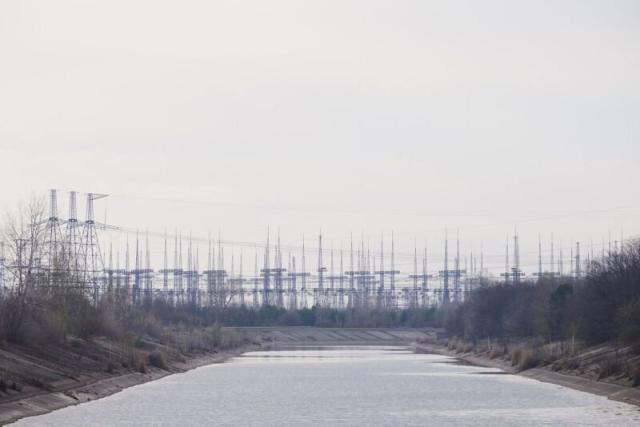 Vista frente a un campo de torres eléctricas cerca de la central nuclear de Chernóbil, en la Zona de Exclusión, Ucrania (Foto: Vitaliy Holovin / Corbis a través de Getty images).