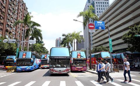 2016年8月25日，台灣新北市駕駛員職業工會號召250輛遊覽車，到交通部抗議，業者不滿遭污名化為“拚裝車”，一度將整個仁愛路車道都占滿。