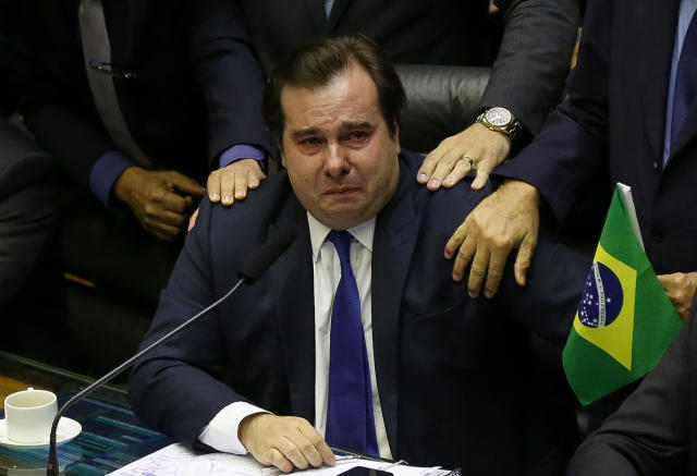 BRASÍLIA, DF, 10.07.2019: O presidente da Câmara, Rodrigo Maia (DEM-RJ) chora ao ser homenageado em discurso do deputado Delegado Waldir (PSL-GO) pelo seu trabalho na votação. (Foto: Pedro Ladeira/Folhapress)