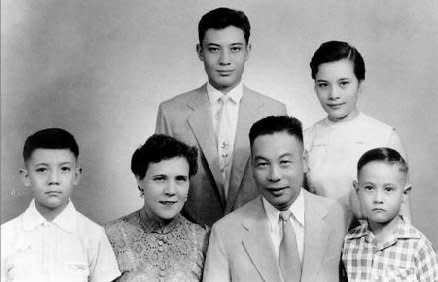 1950年蒋家全家福，（後左起）蒋孝文、蒋孝章、蒋孝武、蒋方良、蒋经国、蒋孝勇。（取自維基）
