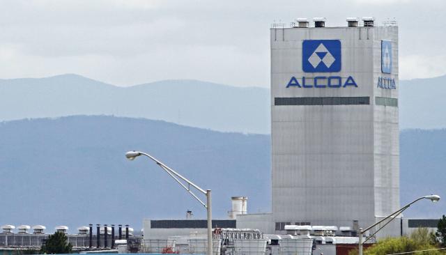 An Alcoa aluminum plant in Alcoa, Tennessee, U.S. is seen in this April 8, 2014 file photo REUTERS/Wade Payne/File Photo