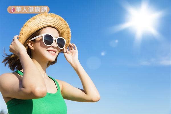 為了預防中暑，除了補充水分與電解質，還要避免在日曬強烈與氣溫過高時從事戶外活動。