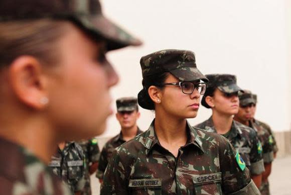  Pela primeira vez na história do Exército Brasileiro, as mulheres poderão se tornar oficiais combatentes e chegar à patente de general e até ao comando do Exército