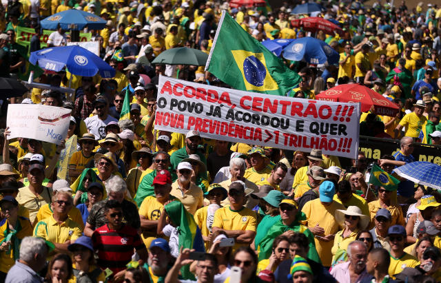 BRASÍLIA, DF, 30.06.2019 - LAVA JATO-PROTESTOS - Manifestação em defesa do ministro Sérgio Moro e da Operação Lava Jato durante ato na esplanada dos ministérios, em frente ao Congresso Nacional, em Brasília, neste domingo (30). Milhares de pessoas com camisas verde amarela levaram faixas e cartazes em defesa de Moro e do governo Bolsonaro. (Foto: Pedro Ladeira/Folhapress)