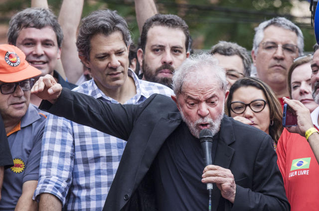 ***ARQUIVO***SÃO BERNARDO DO CAMPO, SP, 09.11.2019 - O ex-presidente Lula discursa no caminhão de som em frente ao Sindicato dos Metalúrgicos, em São Bernardo do Campo, em São Paulo. (Foto: Eduardo Knapp/Folhapress)